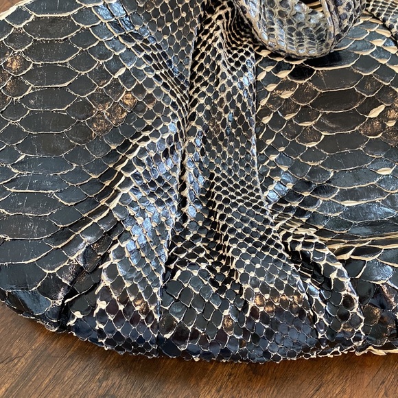 Gorgeous Gucci hysteria convertible Top handle bag Python -large - Picture 9 of 10